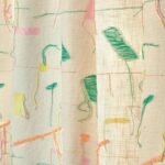 Detail van Elitis Excentric Bowie stof met abstract geborduurd patroon in pastelkleuren op een lichte ondergrond.