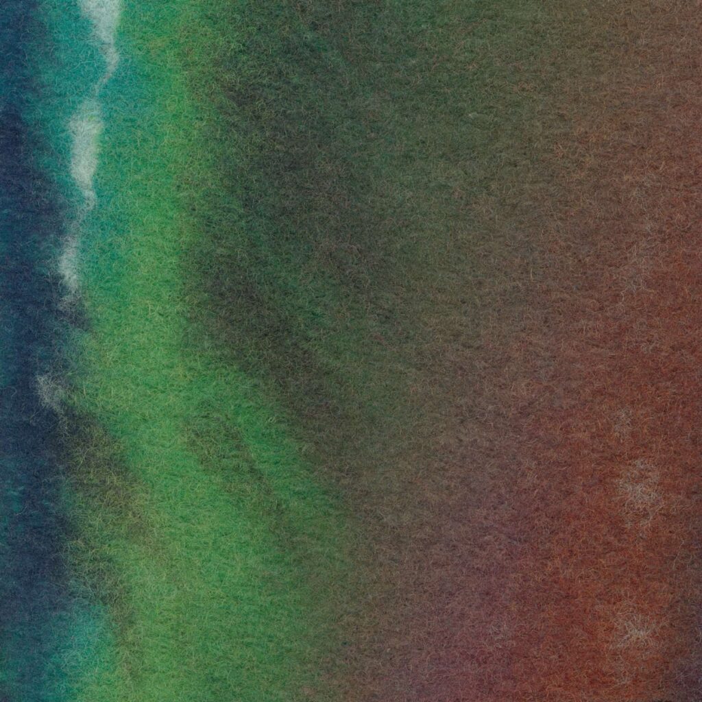 Close-up van de Elitis Excentric Funky stof WO 118 48 met een kleurrijk, zacht verloop van groen, blauw en roodtinten.