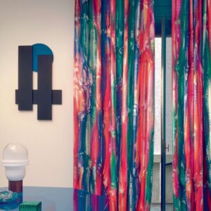 Kleurrijke Elitis Excentric Funky gordijnen in een modern interieur met abstracte wanddecoratie en designlamp.