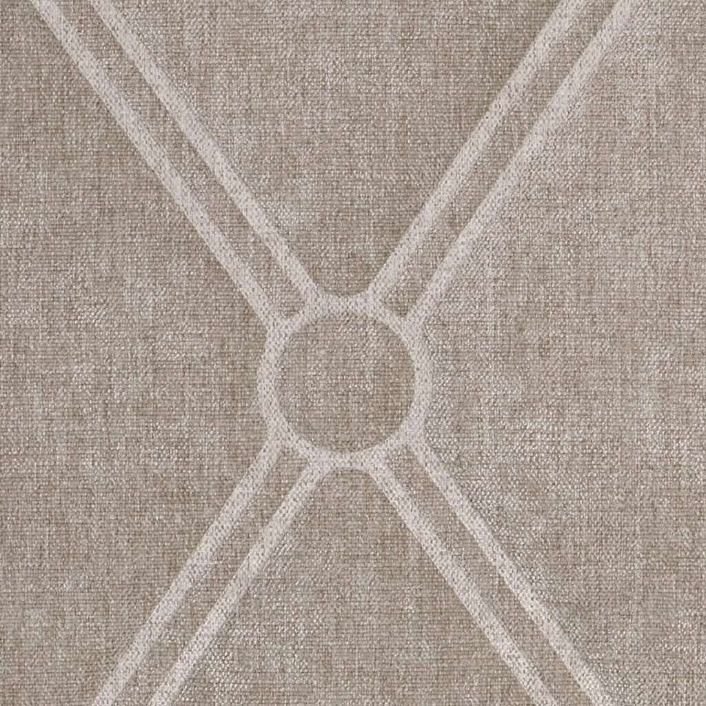 Beige chenille wandbekleding met een geometrisch reliefpatroon uit de Elitis Forms Mone collectie (RM 1056 04).