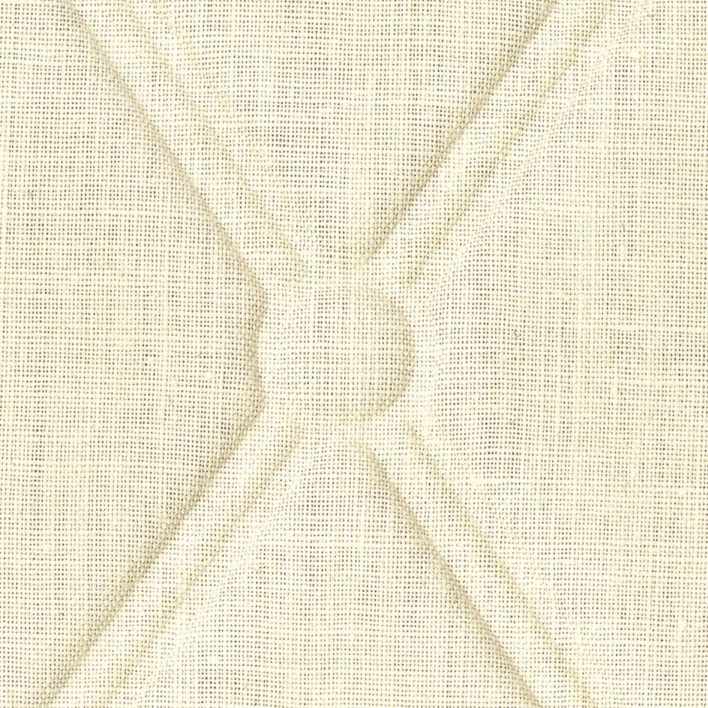 Beige Elitis Forms Mone Lin RM 1057 01 wandbekleding met een reliëfpatroon van geometrische lijnen op linnenstructuur.