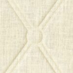 Beige Elitis Forms Mone Lin RM 1057 01 wandbekleding met een reliëfpatroon van geometrische lijnen op linnenstructuur.