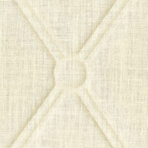 Beige Elitis Forms Mone Lin RM 1057 01 wandbekleding met een reliëfpatroon van geometrische lijnen op linnenstructuur.