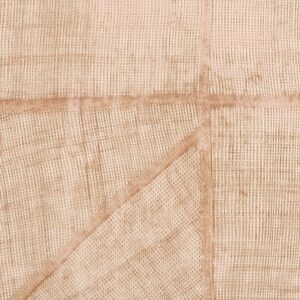 Textuur van lichtbruin Elitis La Caravane Chogak VP 943 04 behang met geometrisch patroon en geweven uitstraling.