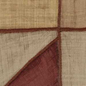 Detail van het Elitis La Caravane Kungbo VP 944 06 behang met een geometrisch patroon in aardetinten en een textielachtige structuur.