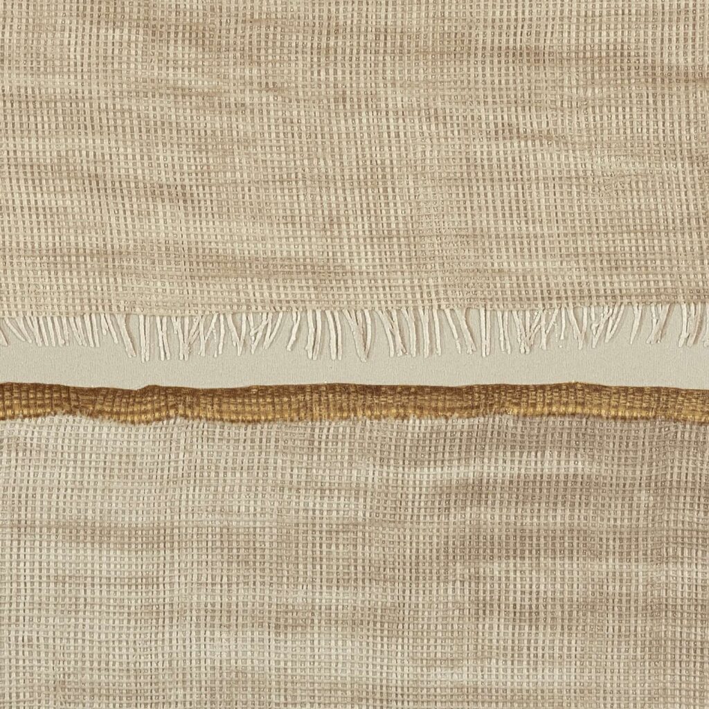 Textielachtig behang Elitis La Caravane Moshi Moshi VP 942 04 met een geweven structuur in beige- en bruintinten en franjes.