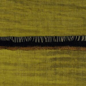 Geweven textiel in mosterdgele tint met zwarte en bruine accenten uit de Elitis La Caravane Moshi Moshi VP 942 06 collectie.