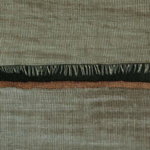 Detailopname van het Elitis La Caravane Moshi Moshi VP 942 07 behang met geweven textuur en decoratieve franjes.