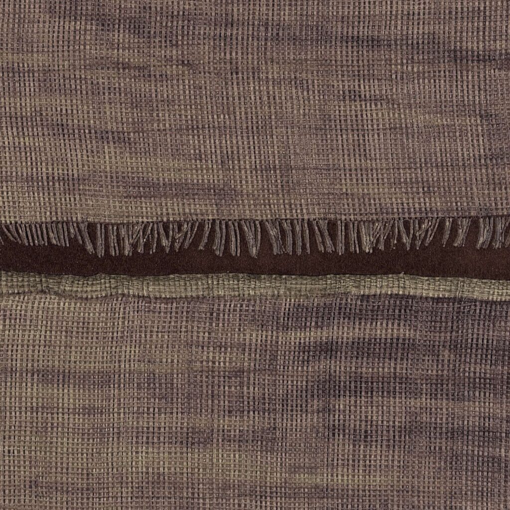 Structuurstof met een geweven rasterpatroon in aardetinten uit de Élitis La Caravane Moshi Moshi collectie, model VP 942 09.