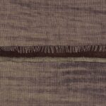 Structuurstof met een geweven rasterpatroon in aardetinten uit de Élitis La Caravane Moshi Moshi collectie, model VP 942 09.