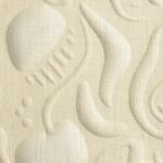 Licht reliëfpatroon in beige linnen met abstracte vormen uit de Elitis Le Jardin d’Aloès collectie.