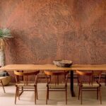 Houten eetkamer met Elitis Mural 'Bois Sculpté Nuit Cinétique' wandbekleding met organisch reliëfpatroon.