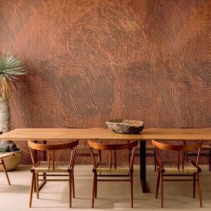 Houten eetkamer met Elitis Mural 'Bois Sculpté Nuit Cinétique' wandbekleding met organisch reliëfpatroon.