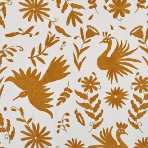 Okergele Elitis-stof Comala LZ 891 22 met geborduurde bloemen en vogels op een witte achtergrond.