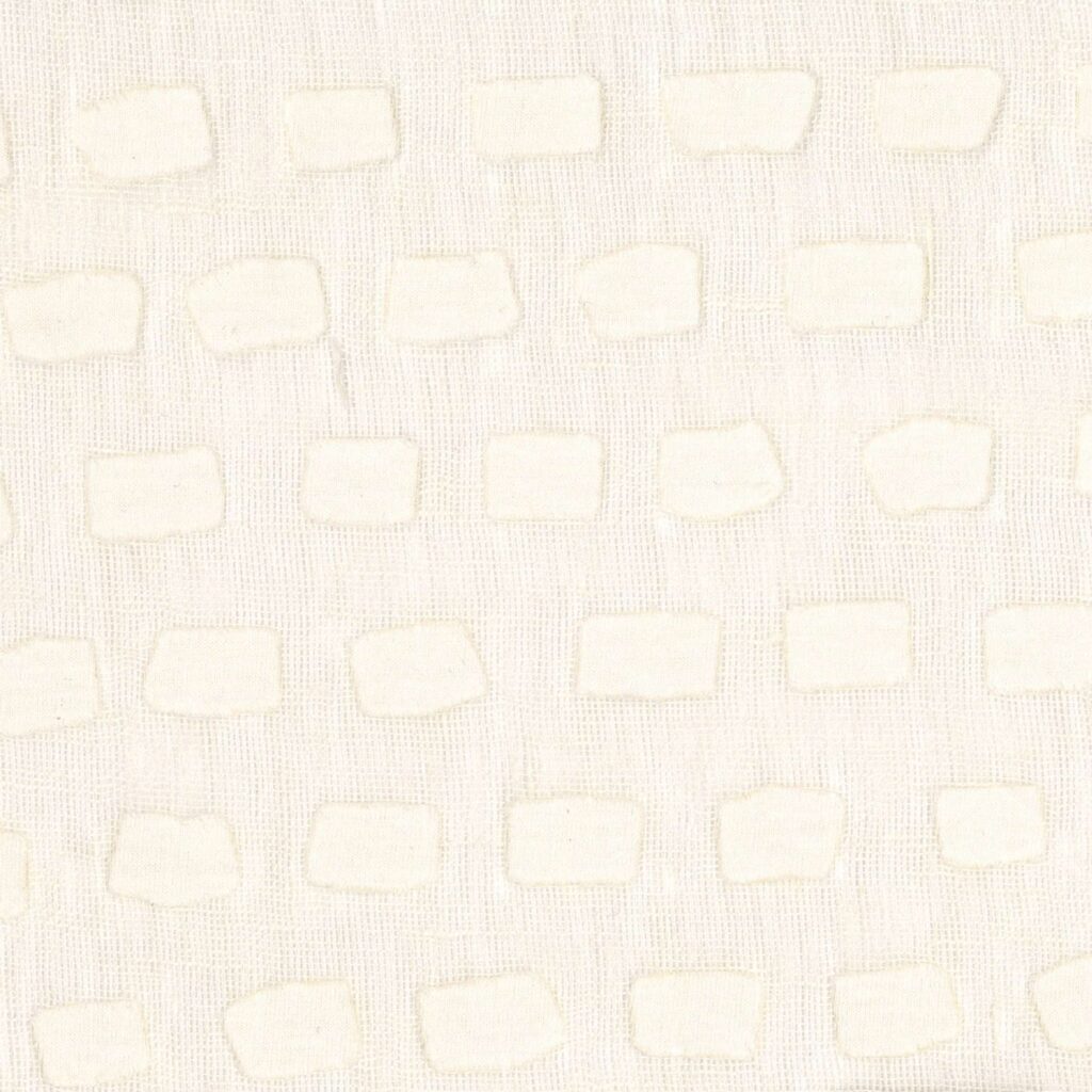 Beige Elitis-stof Ephemere Ryokan LI 899 01 met een subtiel patroon van rechthoekige vormen op een geweven achtergrond.