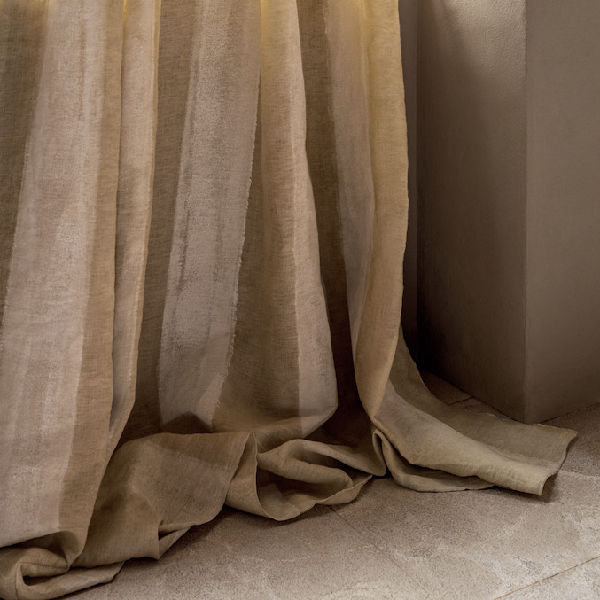Beige Elitis Ephemere Univers LI 895 02 stofgordijn in linnenlook, elegant vallend op een stenen vloer.