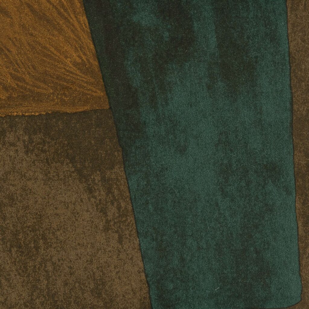 Abstracte textielstructuur van Elitis Voiles de Papier Tutto TP 333 05 met overlappende vlakken in donkergroen, bruin en okergeel.