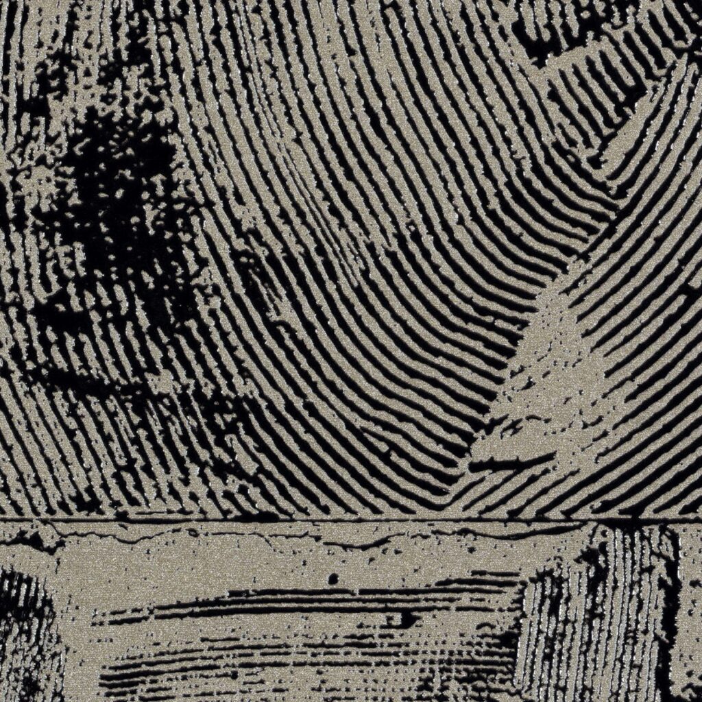 Close-up van het Elitis Mouvements Impulsion RM 1022-90 behang met een reliëfachtig patroon van zwarte lijnen op een metallic zandkleurige achtergrond.