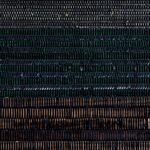 Detail van de Elitis S.O.L.O. Wall Silver RM 1007-80 wandbekleding met geweven metallic en textiele structuren in zilver, groen en bruin.