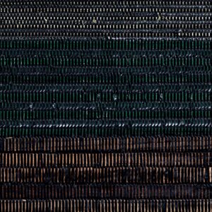 Detail van de Elitis S.O.L.O. Wall Silver RM 1007-80 wandbekleding met geweven metallic en textiele structuren in zilver, groen en bruin.