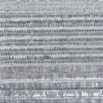 Close-up van het Elitis SOLO Wall Silver RM 1007 90 behang met een geweven, glanzend zilveren textuur.