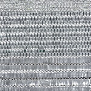 Close-up van het Elitis SOLO Wall Silver RM 1007 90 behang met een geweven, glanzend zilveren textuur.