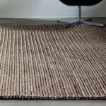 Beeld van een limited edition vloerkleed Abaca AB49451 in aluminiumkleur met een geribbeld patroon.