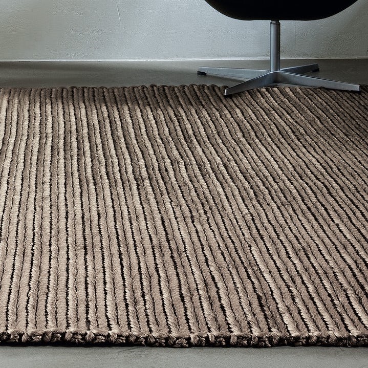 Beeld van een limited edition vloerkleed Abaca AB49451 in aluminiumkleur met een geribbeld patroon.