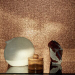 Decoratieve objecten voor een Litis Nacres Metal VP 949-93 wandbekleding met een glanzende koperstructuur.