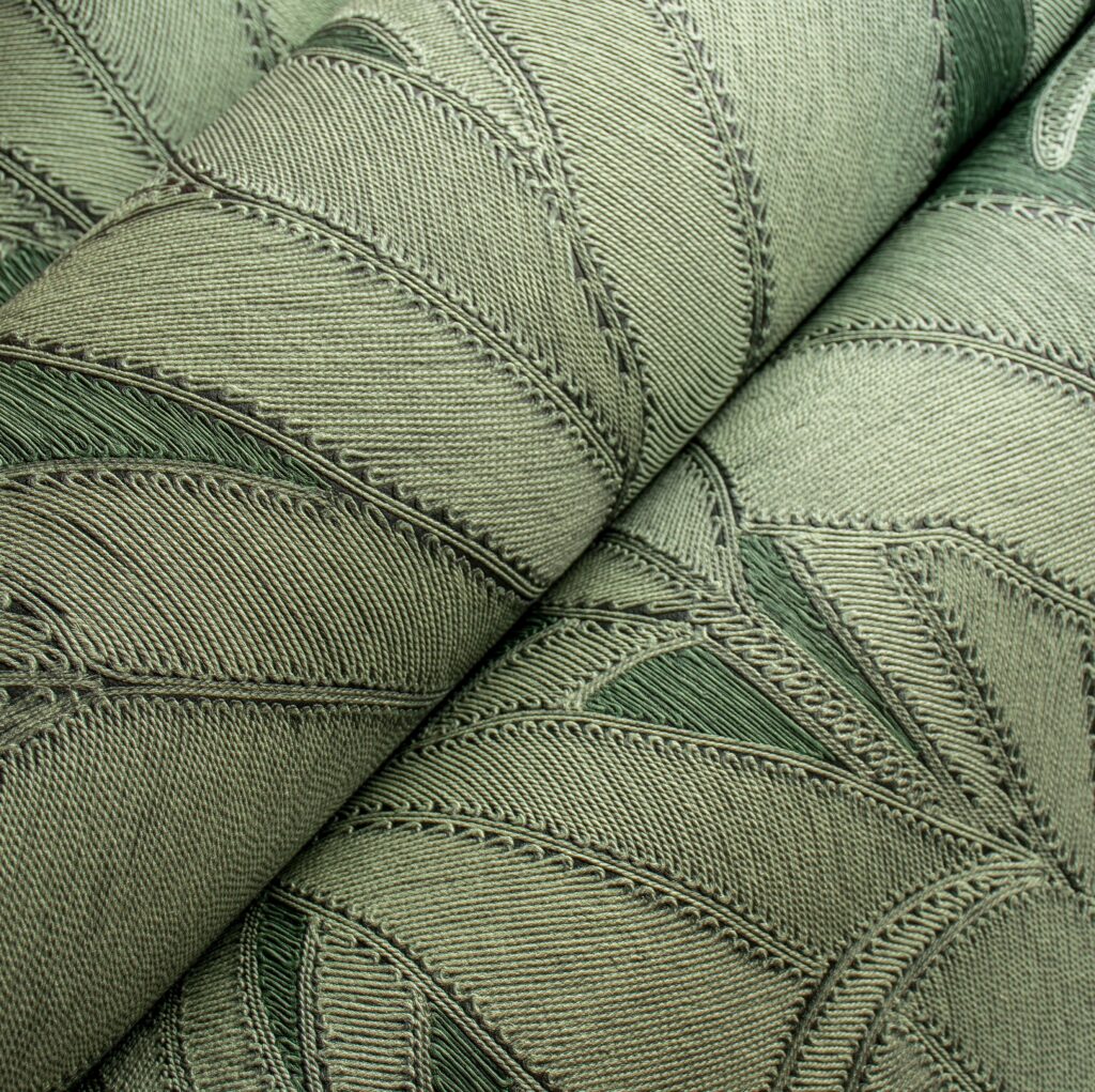Detail van het Arte Manila Botanic 64504 behang met een groentinten bladpatroon in textiele structuur.