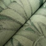 Detail van het Arte Manila Botanic 64504 behang met een groentinten bladpatroon in textiele structuur.