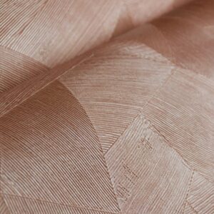 Close-up van het Arte Focus Facet 26542 behang met een geometrisch patroon en glanzende textuur in koperkleur.