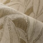 Detail van het Arte Manila Botanic 64500 behang met een fijn geweven bladpatroon in natuurlijke tinten.