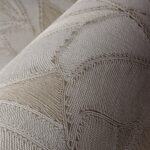Detailopname van het textiele reliëfpatroon van de Arte Manila Botanic 64503 wandbekleding in aardetinten.