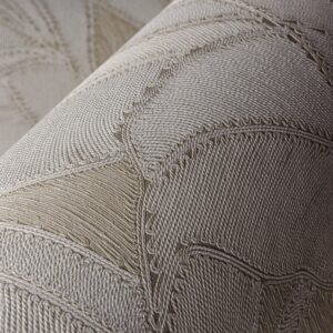 Detailopname van het textiele reliëfpatroon van de Arte Manila Botanic 64503 wandbekleding in aardetinten.