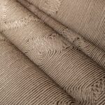 Detailopname van de Arte Manila Edge 64520 wandbekleding met een reliëfstructuur van horizontale, golvende lijnen.