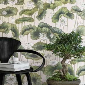 Zwarte designstoel met boeken en een bonsaiboom voor een Lily Lotus-behang met witte lotusbloemen op crèmekleurige achtergrond.