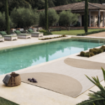 langwerpig beige outdoor vloerkleed met halve cirkels bij een zwembad : Elitis-Holiday-Naturel TA-116-05-05PP