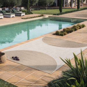 langwerpig beige outdoor vloerkleed met halve cirkels bij een zwembad : Elitis-Holiday-Naturel TA-116-05-05PP