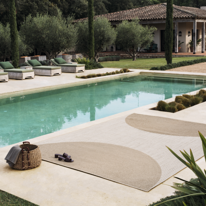 langwerpig beige outdoor vloerkleed met halve cirkels bij een zwembad : Elitis-Holiday-Naturel TA-116-05-05PP