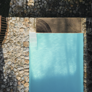 langwerpig beige outdoor loper met halve cirkels bij een zwembad : Elitis-Holiday-Naturel TA-116-05-06PP