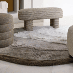 Gestoffeerde Limited Edition Agatha High Travertine AGOH42528 designbank op een vloerkleed in natuurlijke tinten.