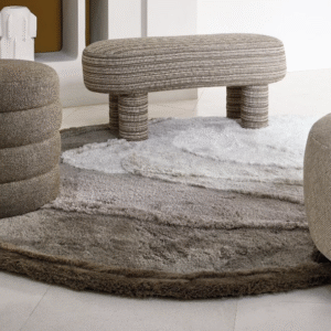 Gestoffeerde Limited Edition Agatha High Travertine AGOH42528 designbank op een vloerkleed in natuurlijke tinten.