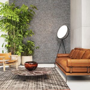 Modern ingerichte zithoek met een Lino Aspero wandbekleding, een leren bank, planten, designmeubels en een marmeren salontafel.