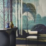 Moderne interieursetting met een artistiek Arte 97550 wandpaneel met bosmotief, een designstoel en een zwarte tafel met vazen.