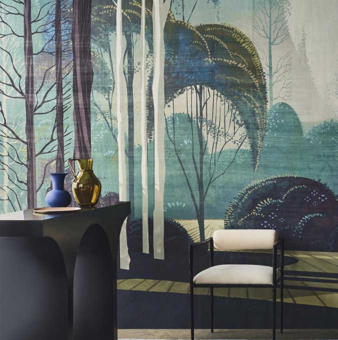 Moderne interieursetting met een artistiek Arte 97550 wandpaneel met bosmotief, een designstoel en een zwarte tafel met vazen.