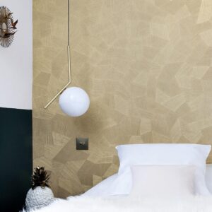Sfeervolle slaapkamer met Arte Facet 26543 behang in geometrisch patroon, moderne hanglamp en wit beddengoed.