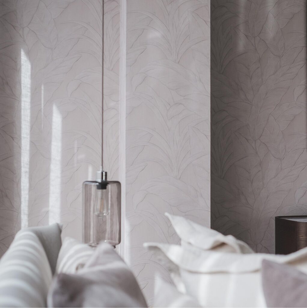 Sfeervol interieur met Arte Musa 75001 behang in een zacht bladmotief, gecombineerd met een moderne hanglamp en lichte kussens.