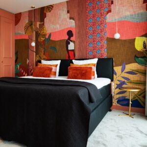 Sfeervol ingerichte slaapkamer met een opvallend Arte Sfeer 97530 wandpaneel vol kleurrijke patronen en kunstzinnige illustraties.