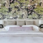Sfeervol ingerichte slaapkamer met een opvallend Arte Wonderwoods 97541 wandpaneel met natuurmotief achter het bed.